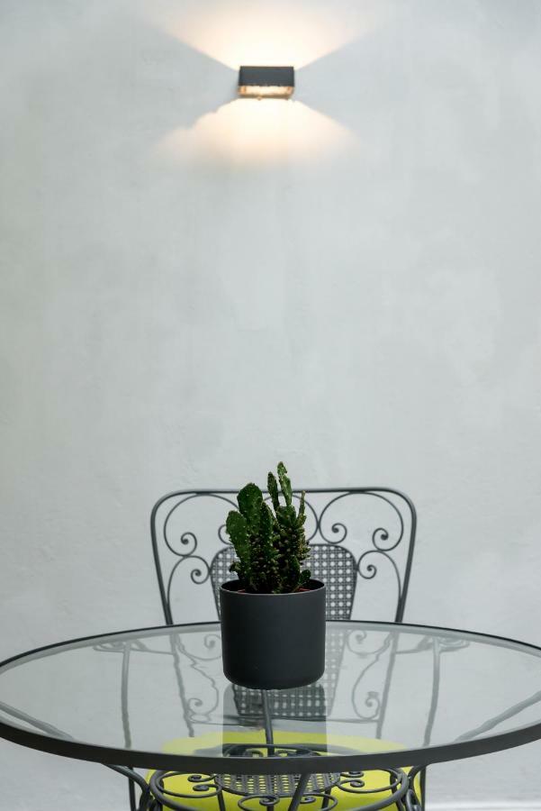 Central Cozy Studio With A Secret Garden Атина Екстериор снимка