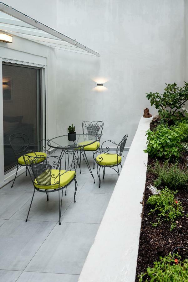 Central Cozy Studio With A Secret Garden Атина Екстериор снимка