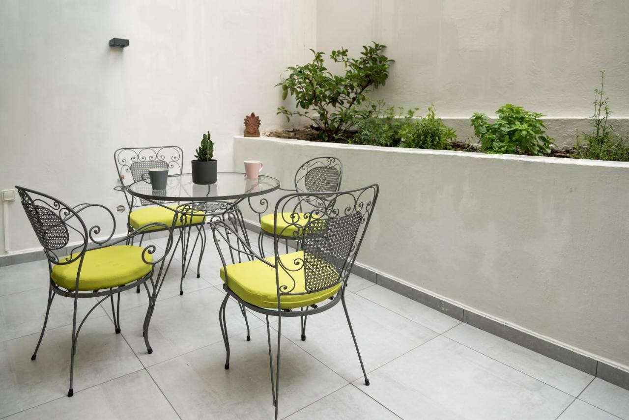 Central Cozy Studio With A Secret Garden Атина Екстериор снимка